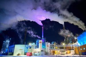 noruega, 2022 - fábrica à noite poluição do ar por fumaça industrial foto