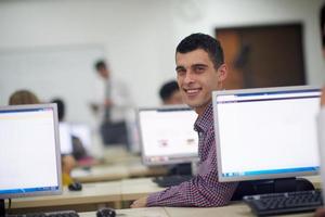 grupo de alunos em sala de aula de laboratório de informática foto