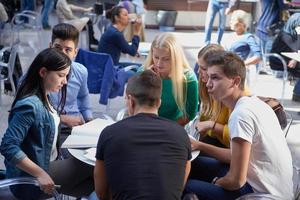 alunos estudo em grupo foto