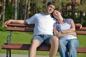 casal jovem romântico apaixonado juntos ao ar livre foto