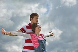 casal jovem romântico apaixonado juntos ao ar livre foto