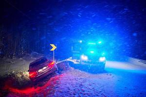 acidente de carro na estrada escorregadia de inverno à noite foto