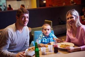 família almoçando no shopping foto