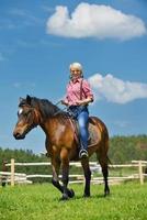 mulher feliz a cavalo foto