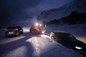 carro sendo rebocado após acidente em tempestade de neve foto