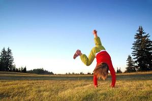 menina fazendo exercício na natureza foto