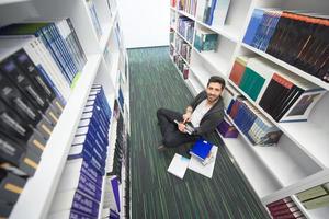 estudante estuda na biblioteca da escola foto
