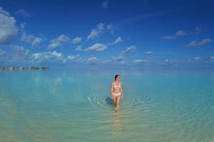 mulher feliz no verão foto