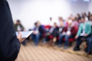 empresário dando apresentações na sala de conferências foto