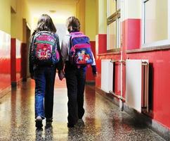 grupo de crianças felizes na escola foto