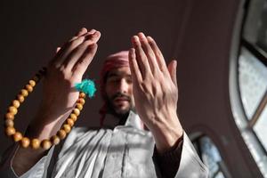 oração muçulmana dentro da mesquita em namaz adoração allah foto