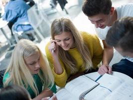 alunos estudo em grupo foto