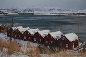 cabanas e barcos tradicionais de pescadores noruegueses foto