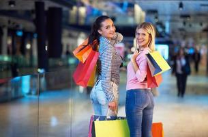 Suécia, 2022 - família no shopping foto