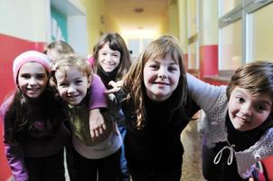 grupo de crianças felizes na escola foto