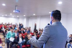 empresário dando apresentações na sala de conferências foto