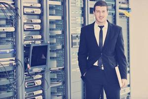 jovem engenheiro na sala do servidor do datacenter foto