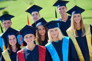 grupo de estudantes jovens graduados foto