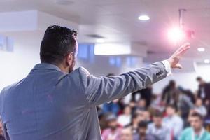 empresário dando apresentações na sala de conferências foto