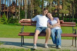 casal jovem romântico apaixonado juntos ao ar livre foto