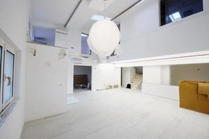 suécia, 2022 - interior do apartamento de dois níveis moderno e elegante vazio foto