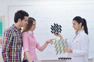 grupo de adolescentes felizes na escola foto