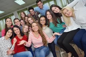 grupo de adolescentes felizes na escola foto
