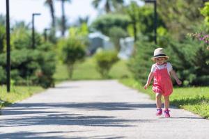 menina correndo no parque de verão foto