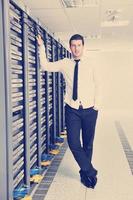 jovem engenheiro na sala do servidor do datacenter foto