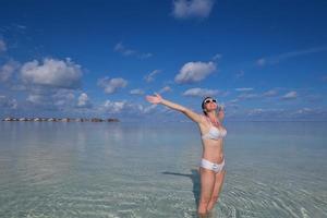 mulher feliz aproveite o horário de verão foto