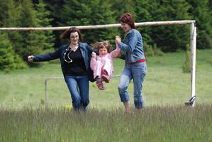 meninas felizes correndo na natureza foto