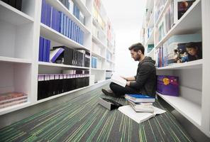 estudante estuda na biblioteca da escola foto