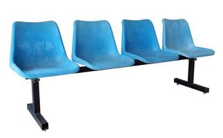 cadeiras de plástico azuis isoladas em branco com traçado de recorte foto