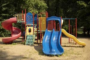 parque infantil no quintal. lugar para as crianças brincarem. carrosséis e slides. foto