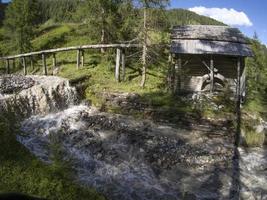 vale do moinho de água nas dolomitas vale longiaru badia foto