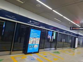 estação de metrô em jacarta, coloque passageiros esperando pelo mrt na plataforma foto