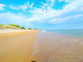 mar praia azul céu areia sol verão relaxamento paisagem. mar praia azul céu areia sol verão relaxamento paisagem. céu azul e mar azul. foto