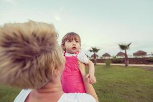 mãe e filha brincando no quintal foto