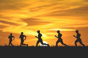 silhueta masculina estou correndo para me manter saudável à noite. homens se exercitam correndo. conceito de saúde foto