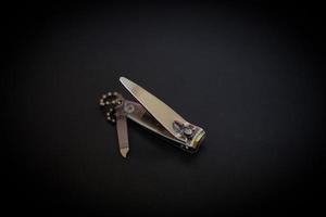cortadores de unhas são isolados em um fundo preto, podem ser usados para produtos pessoais foto