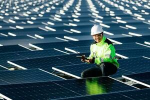 o retrato de um jovem engenheiro verifica painéis solares fotovoltaicos. conceito. serviço de eletricidade de tecnologia de energia renovável, energia verde. foto