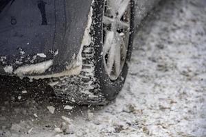 pneu de neve de inverno do detalhe do carro foto