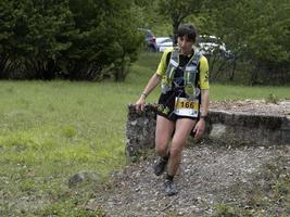 cantalupo ligure, itália - 15 de maio de 2021 - porta de pedra porte di pietra trial maratona foto