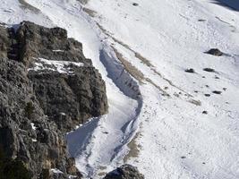 avalanche deslizamento de neve nas dolomitas panorama de neve val badia armentara foto