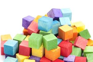 pilha confusa de blocos de brinquedo de madeira coloridos foto