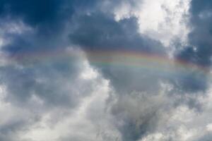 arco-íris nas nuvens foto