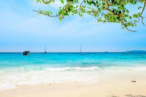 mar praia areia branca em andaman tailândia foto