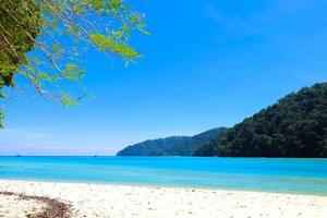 belas praias tropicais com águas do oceano parque nacional das ilhas sea.surin. tailândia foto