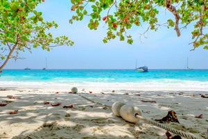 ilha similan de belo mar e céu azul na tailândia foto