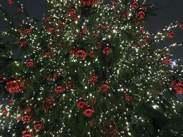 decorações de bolas vermelhas de árvore de natal no mercado de rua foto